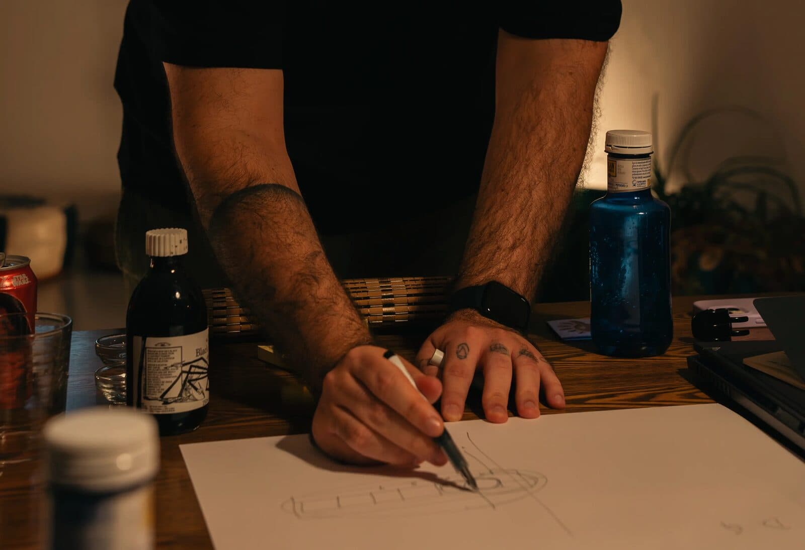 Mano dibujando un boceto sobre papel